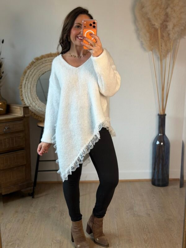 Pull asymétrique blanc bas dentelle – Modèle Charline