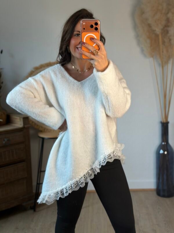 Pull asymétrique blanc bas dentelle – Modèle Charline