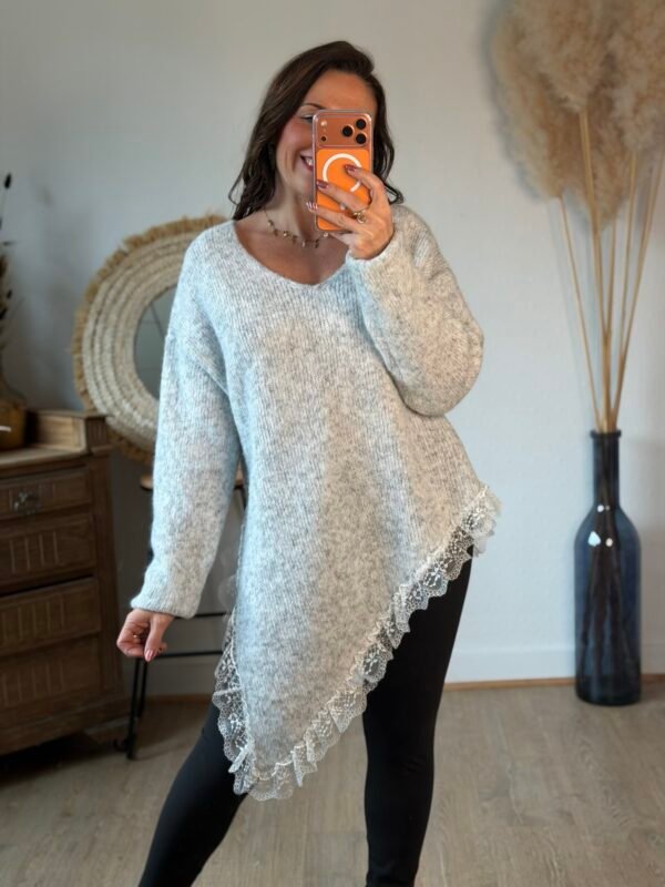 Pull asymétrique gris clair  bas dentelle – Modèle Charline