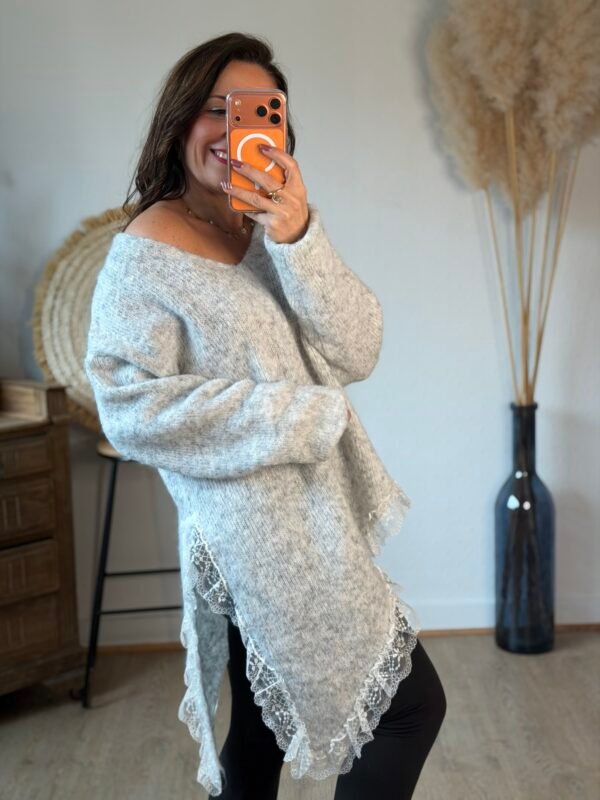 Pull asymétrique gris clair  bas dentelle – Modèle Charline