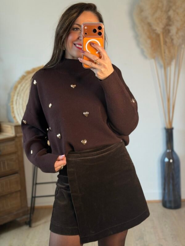 Pull marron à cœurs métalliques– Modèle