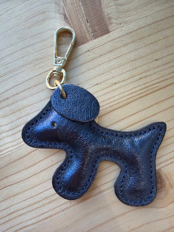edfdca11-ffd3-4d2c-b0b5-3f9785b784c9-32805-00001417748e9e23_file Porte clés chien en cuir - Modele Bake