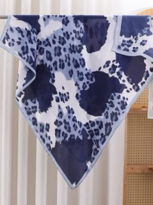 img_5846-2 Petit foulard carré – Modèle Lorie