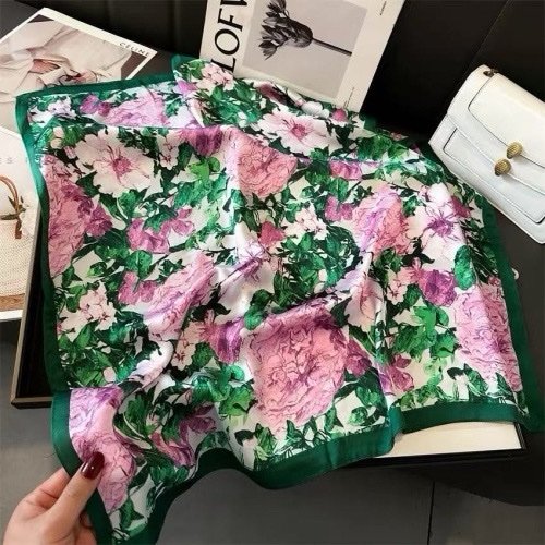 img_5847 Petit foulard carré – Modèle Vanessa