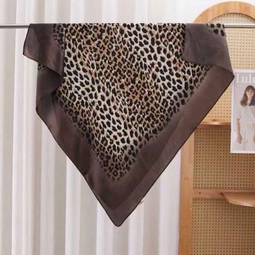 Grand foulard carré – Modèle Leona