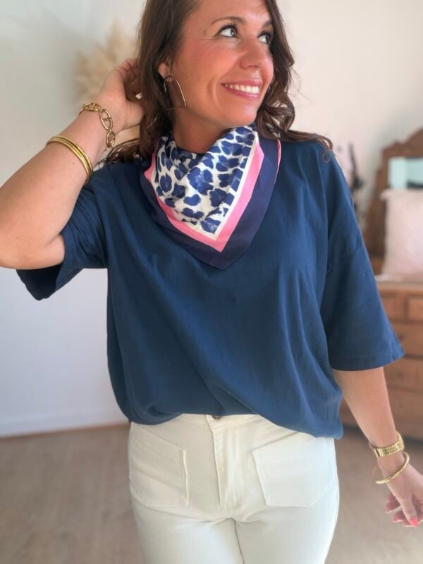 T shirt bleu marine avec foulard  - Modèle Satine