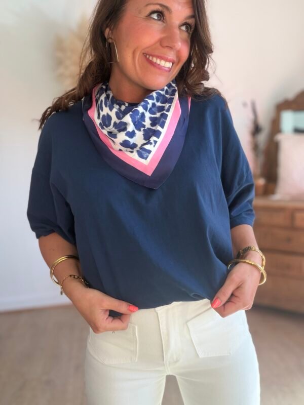 T shirt bleu marine avec foulard  - Modèle Satine