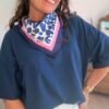 T shirt bleu marine avec foulard  - Modèle Satine