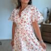 Robe courte fleurie fond blanc  - Modèle Sylvia