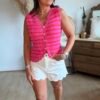 Gilet sans manches en maille rayé fushia - Modèle Armanda