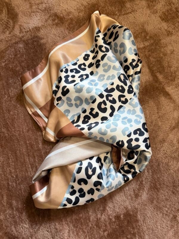 Petit foulard carré léopard camel