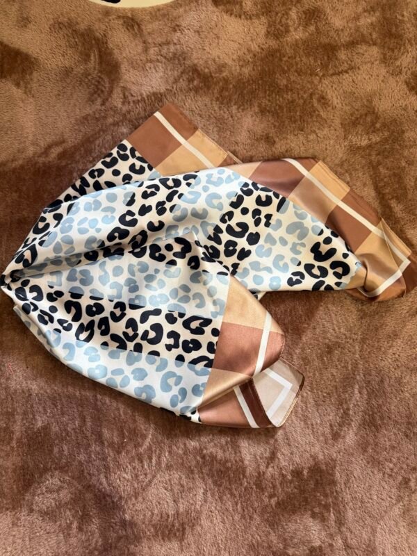 Petit foulard carré léopard camel