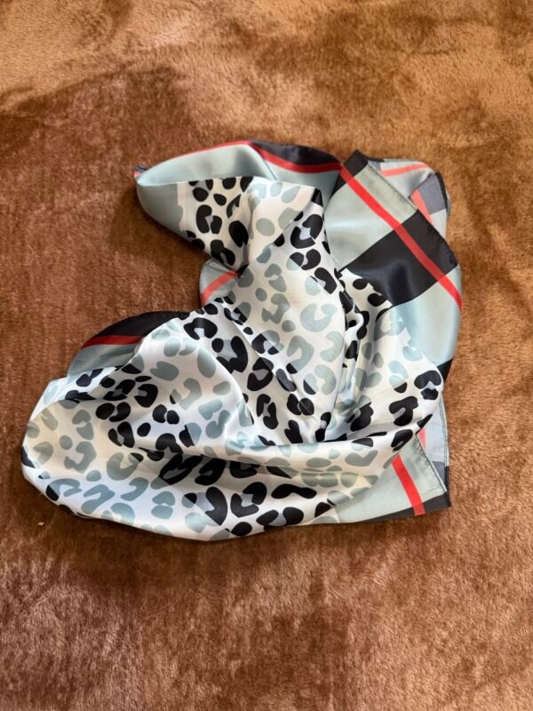 Petit foulard carré léopard