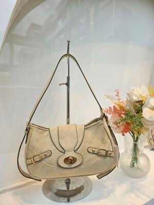 Sac Porté Épaule Demi-Lune en Suédine à Boucles Dorées - Modèle Angèle