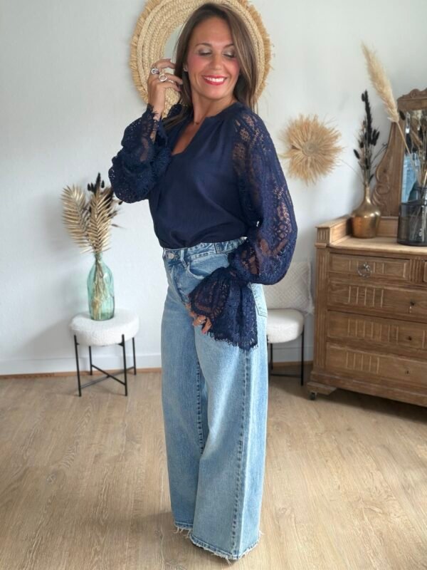 BLOUSE BLEU AVEC MANCHES DENTE.L Blouse Fluide Manches en Dentelle- Modèle Saphyr