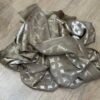 Écharpe imprimé baroque taupe  - Modèle Vanessa