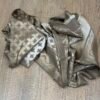 Écharpe imprimé baroque taupe  - Modèle Vanessa