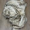 Écharpe imprimé baroque beige  - Modèle Vanessa