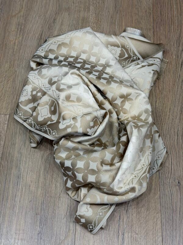 Écharpe imprimé baroque beige  - Modèle Vanessa